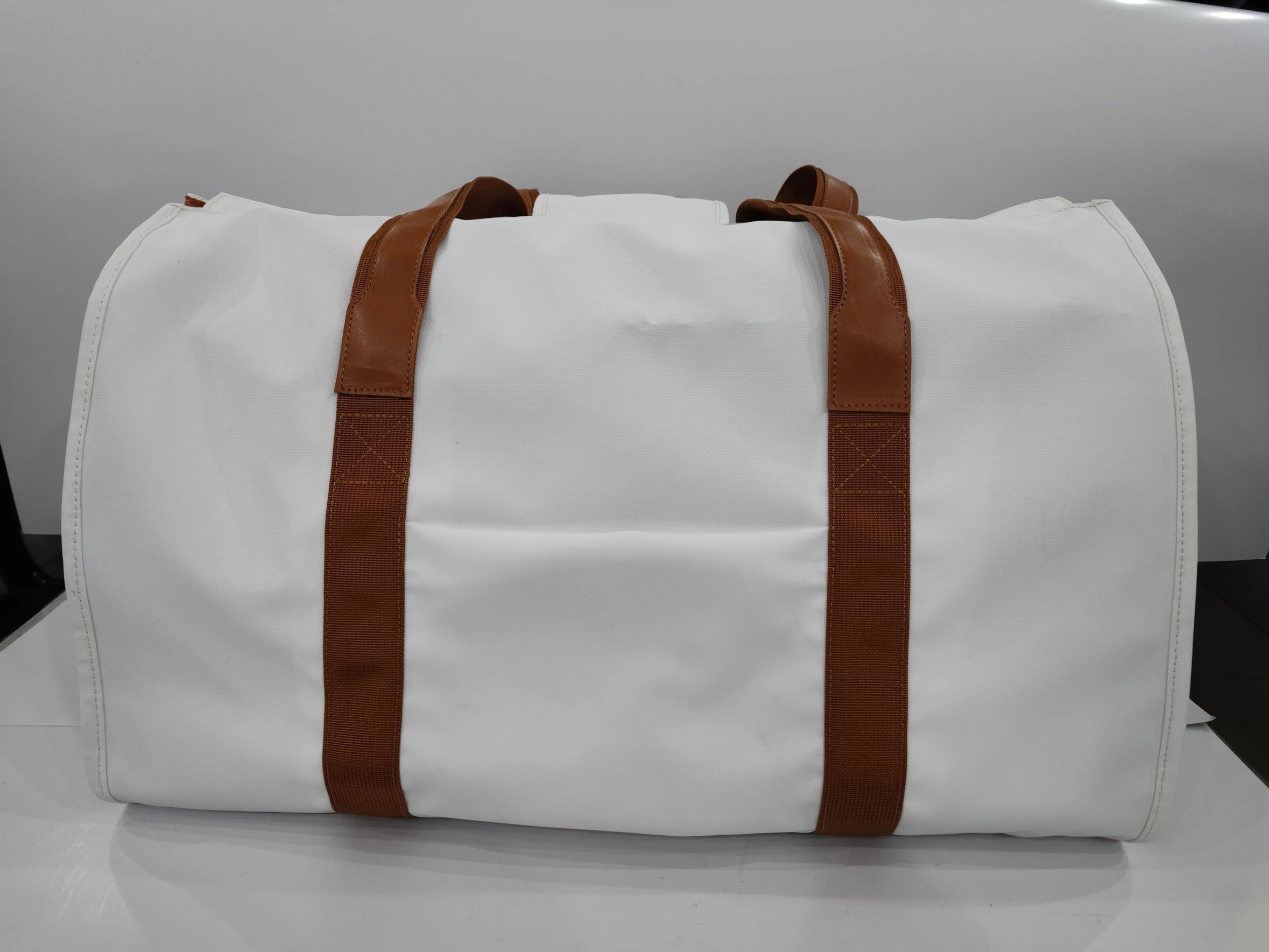 The Ultimate Travel Companion: A Convertible White Duffle Bag That Replaces Your Suitcase